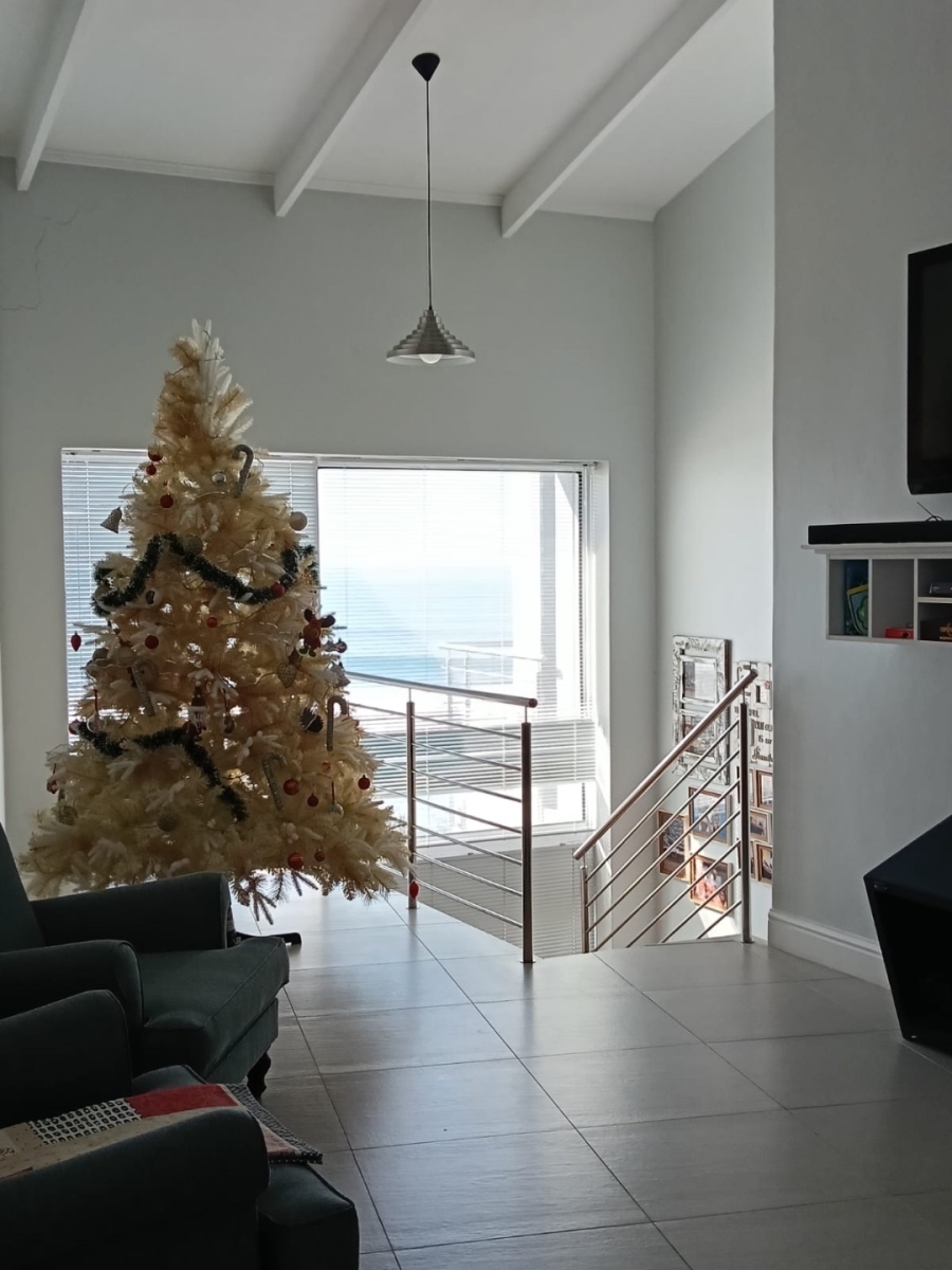 6 Bedroom Property for Sale in Wavecrest Eastern Cape